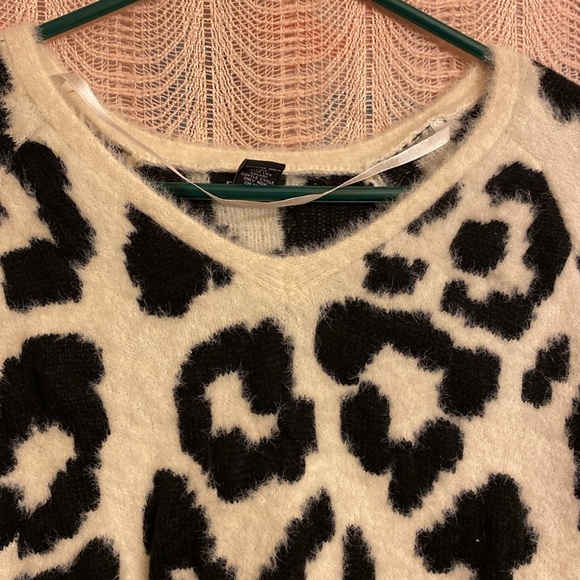 Plush cheetah print sweater - Picture 2 of 10